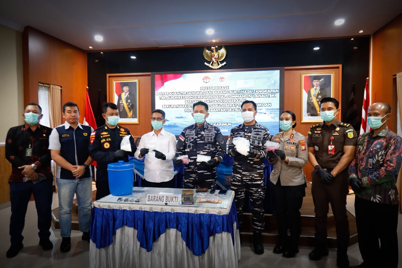 TNI AL GAGALKAN PENYELUNDUPAN NARKOBA, BUPATI KARIMUN TEGASKAN PENTINGNYA KESEJAHTERAAN PESISIR SEBAGAI BENTENG PERTAHANAN